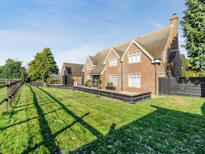 Exterior - 8 bedroom accommodation in Bluebell Hill, near Chatham (Bluebell Hill, near Chatham)