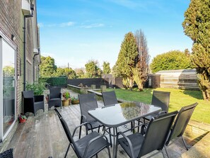 Outdoor dining - 8 bedroom accommodation in Bluebell Hill, near Chatham (Bluebell Hill, near Chatham)