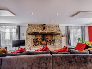 Interior - 8 bedroom accommodation in Bluebell Hill, near Chatham (Bluebell Hill, near Chatham)