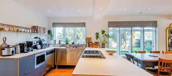 8 bedroom accommodation in Bluebell Hill, near Chatham