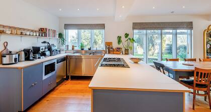 8 bedroom accommodation in Bluebell Hill, near Chatham