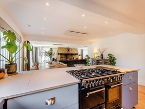 Oppvaskmaskin og høy barnestol