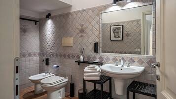 Deluxe-Dreibettzimmer | Badezimmer | Haartrockner, Handtücher, Seife, Shampoo