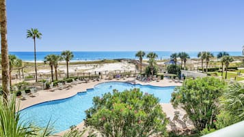 Una piscina cubierta, una piscina climatizada