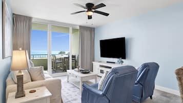 Una Smart TV, un reproductor de DVD, un futbolín