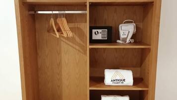 Ein Holzschrank mit mehreren Einlegeböden, einer Kleiderstange und einer kleinen Steckdose.