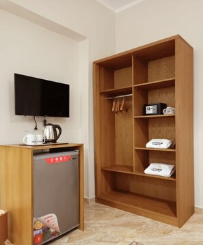 Habitación triple de lujo, varias camas, no fumadores, baño privado | 1 dormitorio, minibar, escritorio y sistema de insonorización