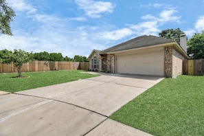 Property grounds - Escape the Ordinary: Discover Your Perfect Home Away From Home! (Houston)