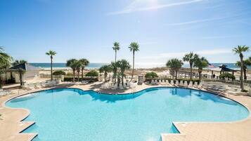 Una piscina cubierta, una piscina climatizada