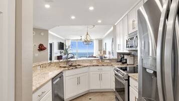 Frigorífico, microondas, horno y placa de cocina