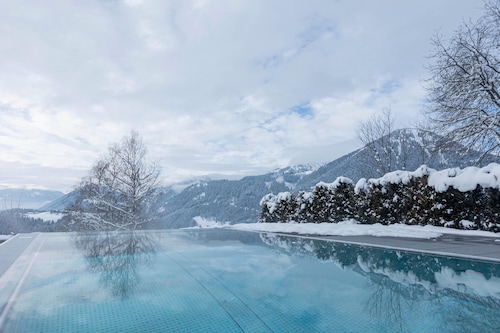 Majestic Apartment With Infinity Pool