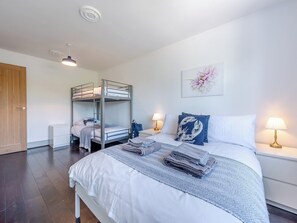 5 bedrooms, free WiFi, bed sheets