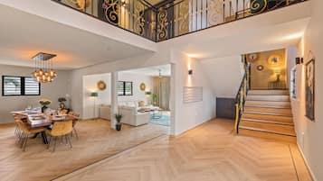 Luxe villa, 4 slaapkamers, privézwembad | Woonruimte | Een 65-inch flatscreentelevisie met digitale zenders