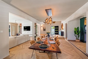 Villa luxueuse, 4 chambres, piscine privée | Repas dans la chambre