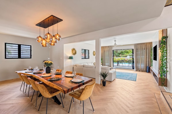Villa luxueuse, 4 chambres, piscine privée | Repas dans la chambre