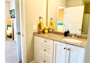 Hair dryer, towels, soap, toilet paper - Enchanting 2-bedroom apartment close to Fort Benning (Columbus)
