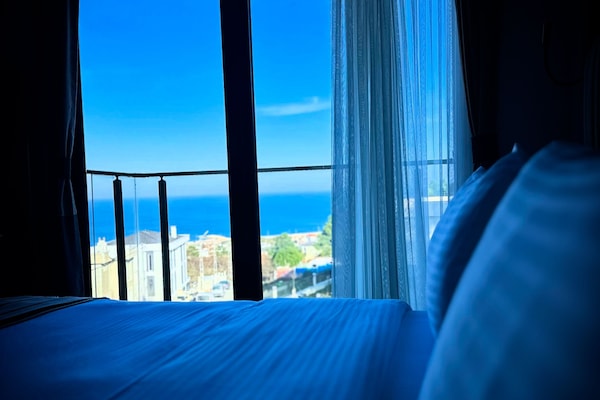 Deluxe Room, Balcony, Sea View | Egyptian cotton sheets, premium bedding, pillowtop beds, minibar
