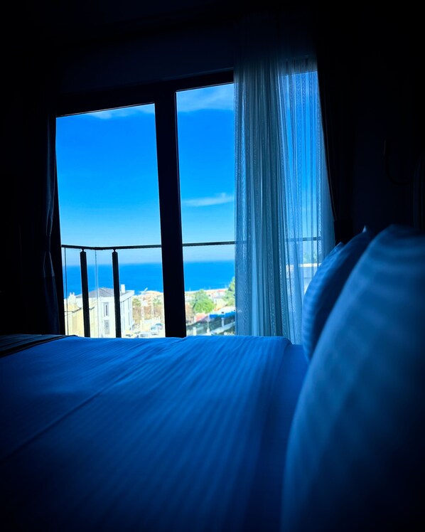 Deluxe Room, Balcony, Sea View | Premium bedding, minibar, in-room safe, desk