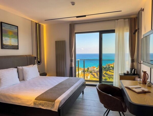 Superior Room | Egyptian cotton sheets, premium bedding, pillowtop beds, minibar