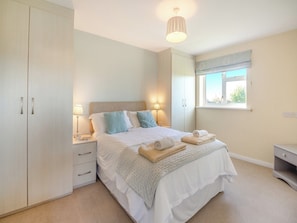 3 bedrooms, free WiFi, bed sheets - 3 bedroom accommodation in Llanfachraeth, near Trearddur Bay (Llanfachraeth, near Trearddur Bay)