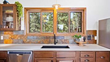 Frigorifero, piano cottura, macchina per tè/caffè