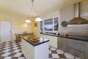 Microwave, dishwasher, coffee/tea maker - Villa Sama by Villa Plus (Puerto Calero)