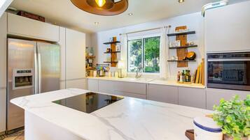 Een microgolfoven, een vaatwasser, een koffiezetapparaat/waterkoker