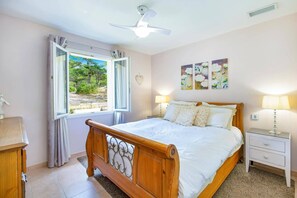 3 slaapkamers, een strijkplank/strijkijzer, gratis wifi, beddengoed