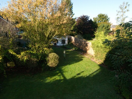 2nd floor modern flat in large Edwardian house ten minutes’ walk from railway