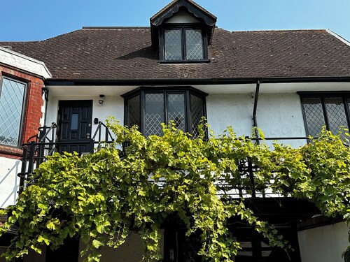 2nd floor modern flat in large Edwardian house ten minutes’ walk from railway