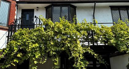 2nd floor modern flat in large Edwardian house ten minutes’ walk from railway