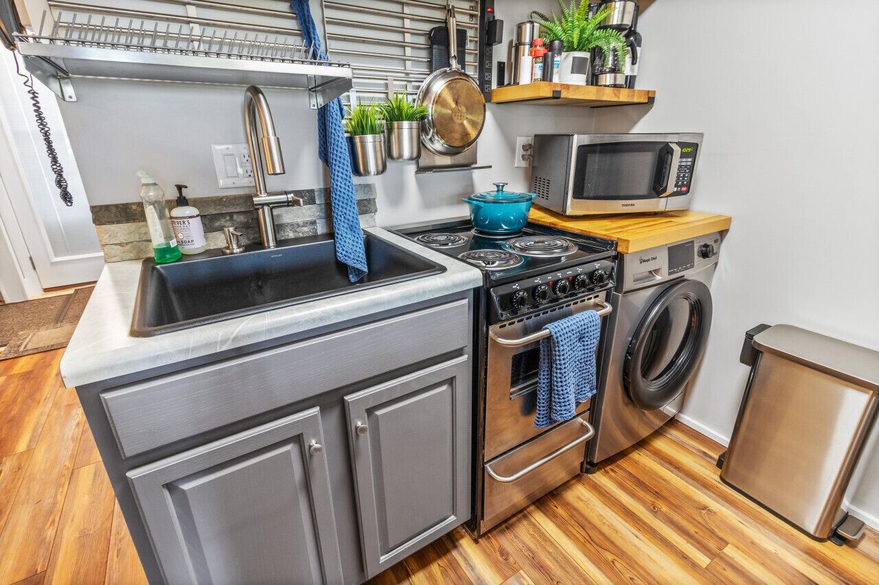 Refrigerador, microondas, parrilla de estufa y cafetera y tetera 