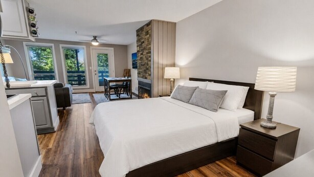 A bedroom with a bed, bedside tables, a desk, and a chair. - Super Cozy Studio Near Slopes And Shuttle Bus WiFi (Snowshoe)