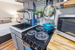 Fridge, microwave, stovetop, coffee/tea maker - Super Cozy Studio Near Slopes And Shuttle Bus WiFi (Snowshoe)