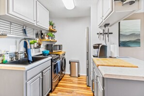 Fridge, microwave, stovetop, coffee/tea maker - Super Cozy Studio Near Slopes And Shuttle Bus WiFi (Snowshoe)