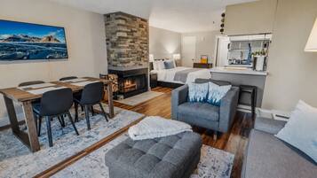TV, fireplace