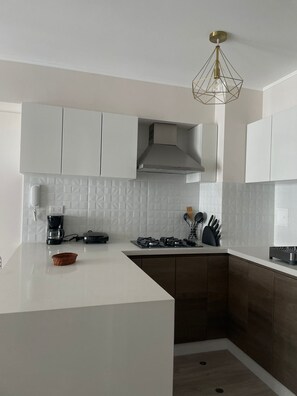 Kühlschrank, Mikrowelle, Ofen, Wasserkocher mit Kaffee-/Teezubehör