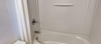 Room 101 - Standard Queen - Sleeps 2 - West Lake Grandvue Inn