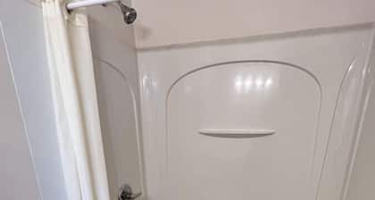 Room 101 - Standard Queen - Sleeps 2 - West Lake Grandvue Inn