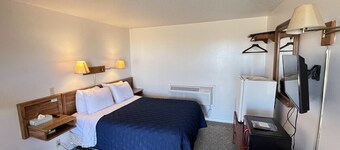 Room 102 - Standard Queen - Sleeps 2 - West Lake Grandvue Inn