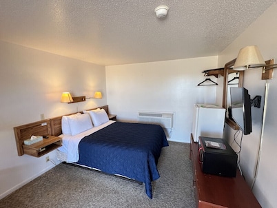 Room 102 - Standard Queen - Sleeps 2 - West Lake Grandvue Inn