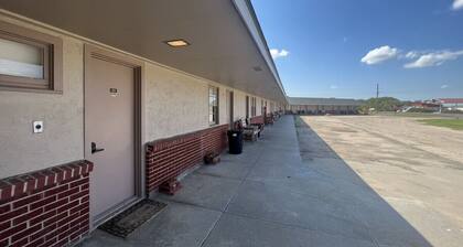 Room 102 - Standard Queen - Sleeps 2 - West Lake Grandvue Inn