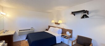 Room 105 - Standard Queen - Sleeps 2 - West Lake Grandvue Inn