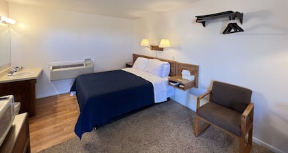 Room 105 - Standard Queen - Sleeps 2 - West Lake Grandvue Inn