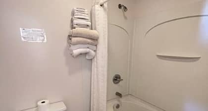 Room 105 - Standard Queen - Sleeps 2 - West Lake Grandvue Inn