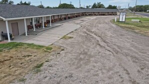 Un motel doté d’un parking couvert et d’une enseigne indiquant qu’il s’agit du West Lake Inn.