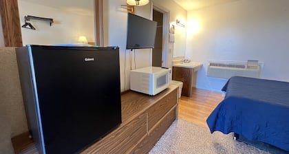 Room 107 - Standard Queen - Sleeps 2 - West Lake Grandvue Inn