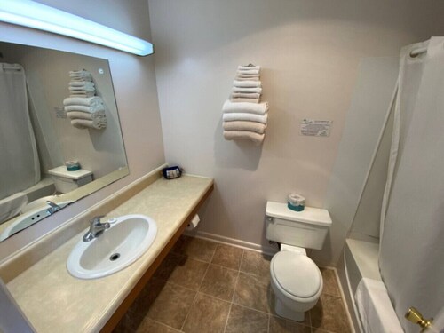 Room 107 - Standard Queen - Sleeps 2 - West Lake Grandvue Inn