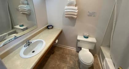 Room 107 - Standard Queen - Sleeps 2 - West Lake Grandvue Inn