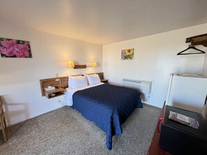 1 bedroom, free WiFi, bed sheets - Room 107 - Standard Queen - Sleeps 2 - West Lake Grandvue Inn (Downs)